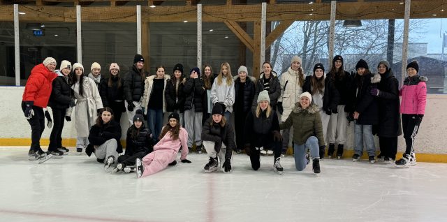 Mädchen der Klasse 8f auf dem Eis der Eisarena Nürnberg